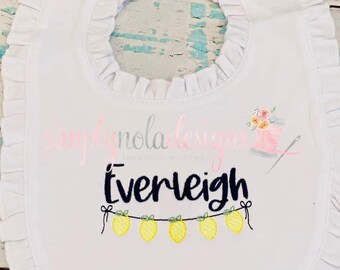 Ensemble monogramme à volants et bavoirs pour le rot – Cadeau personnalisé pour bébé