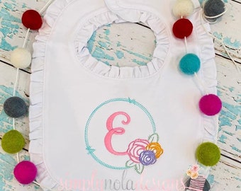 Ensemble monogramme à volants et bavettes - Duo essentiel pour bébé fille