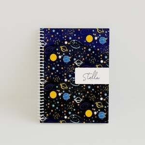 Cuaderno espiral personalizado del espacio exterior / Diario personalizado / Regalo para niños / Regreso a la escuela / Diseño de astronautas y planetas