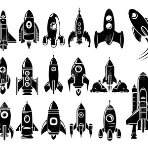 Puede incluir: Un conjunto de 18 ilustraciones de cohetes en blanco y negro. Los cohetes son de varios estilos, algunos con llamas, otros con nubes y otros con alas. Los cohetes están todos mirando hacia adelante y en una variedad de poses.