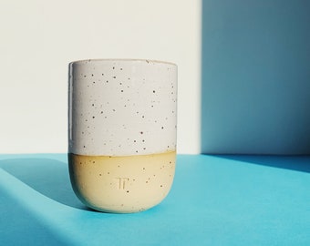 Minimalistischer Becher für Kaffee, Tee // handgefertigte Tasse mit weißer Glasur und kleinen Punkten // Weinbecher