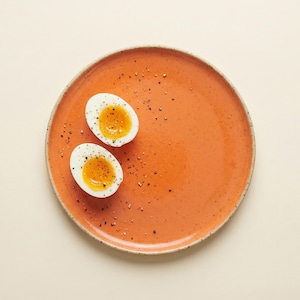 Minimalistischer Teller in Orange mit naturbelassenem Rand // Geschirr von NOTON Keramik