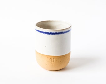 Minimalistischer Becher mit blauem Rand // handgefertigte Tasse mit weißer Glasur und kleinen Punkten // Geschirr von NOTON Keramik