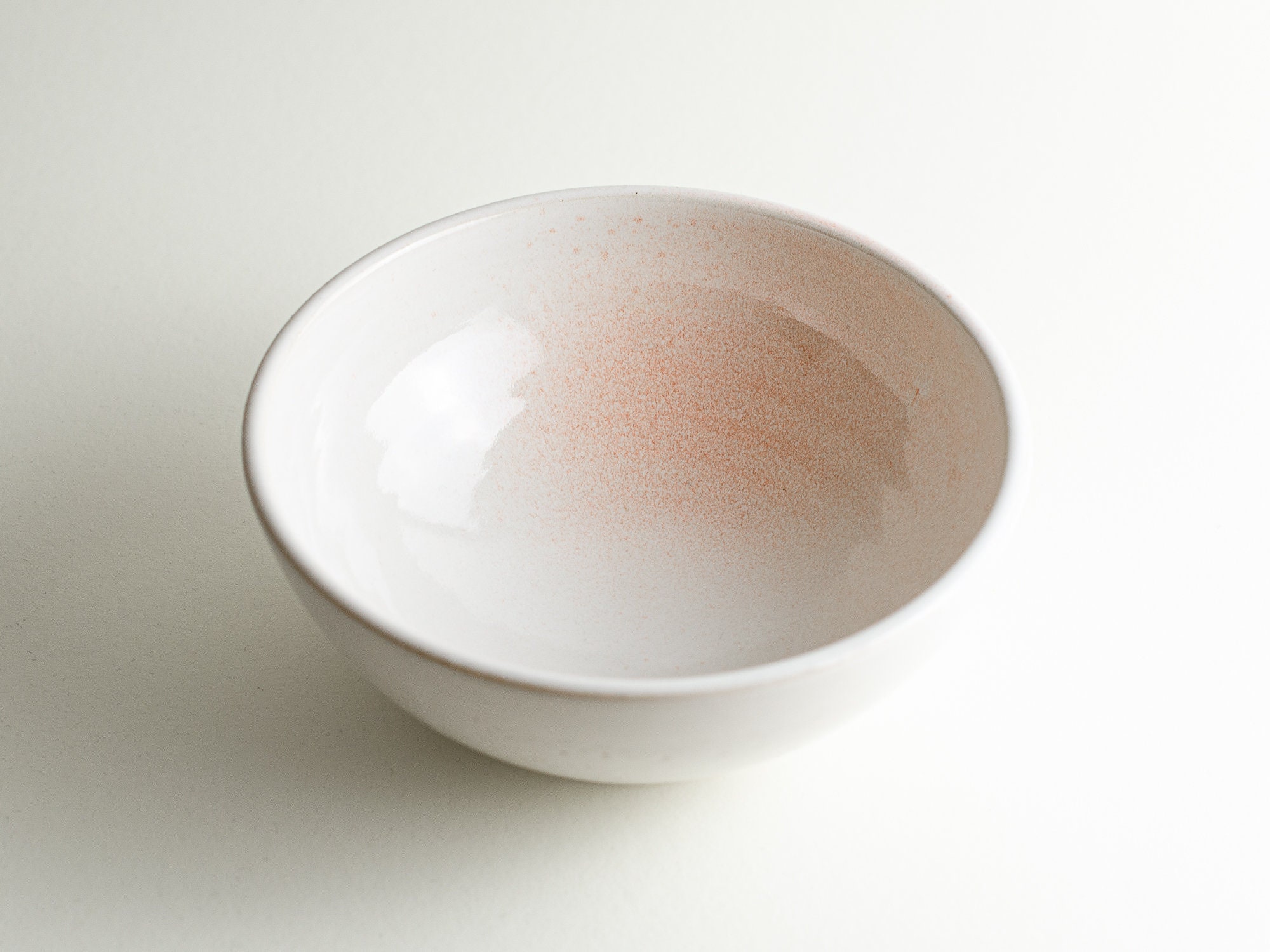Schüssel mit weißer Glasur und korall-farbenen Details // | Etsy