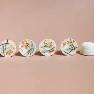 Zitrone • Fichtennadel Duftwachs // Wachsmelt für Duftlampe aus Sojawachs mit ätherischen Ölen & Blüten // Duftpraline für Aromatherapie