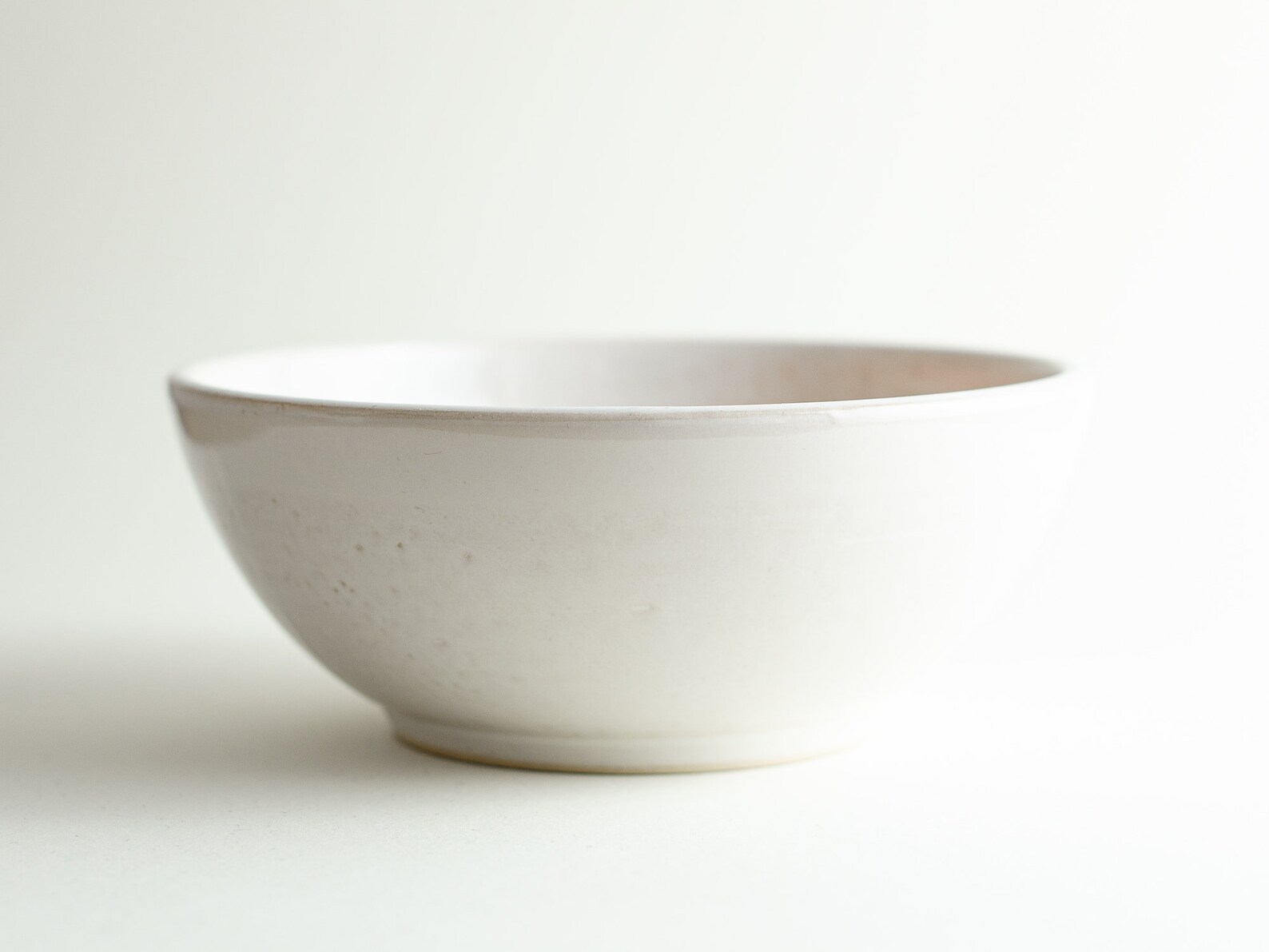 Schüssel mit weißer Glasur und korall-farbenen Details // | Etsy