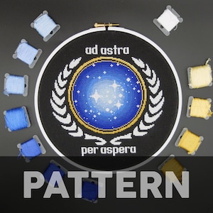 Peut inclure: Un motif de point de croix représentant l'insigne de Star Trek avec la phrase latine "ad astra per aspera" signifiant "vers les étoiles à travers les épreuves". Le motif comprend du fil à broder dans des tons de bleu, blanc et jaune.