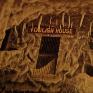 La carte postale de la maison stupide