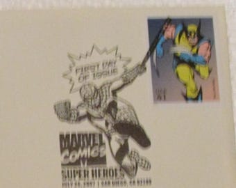 Może przedstawiać: Złoty znaczek Wolverine jest prezentowany w ramce z bordowym obramowaniem. Koperta zawiera logo Marvel Comics Super Heroes i ilustrację Wolverine. Tekst zawiera "First Day of Issue" i adres.