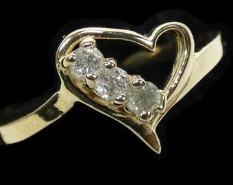 Gold Open heart ring with three brilliant cut diamonds