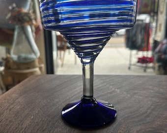 Mundgeblasenes Margarita Glas mit blauen Streifen