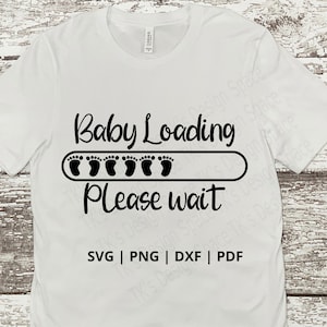 Carregando Bebê Por favor Aguarde Svg Png Dxf Png| Anúncio de gravidez Svg| Maternidade Svg| Revelação de gênero | Chá de bebê | Arquivos de corte Cricut Camisa Svg