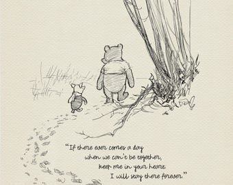 Puede incluir: Ilustración en blanco y negro de Winnie the Pooh y Piglet caminando juntos. La cita dice: "Si alguna vez llega un día en que no podamos estar juntos, guárdame en tu corazón. Me quedaré allí para siempre."