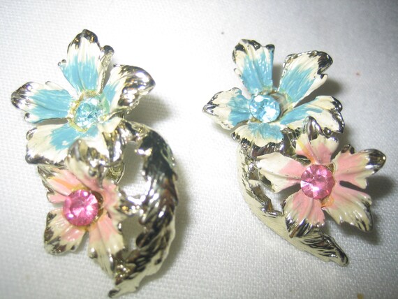 Vintage 50s Floral Enamel Rhinestone clip on Earr… - image 3