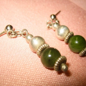 Brincos vintage com piercing em gota de jade esterlina