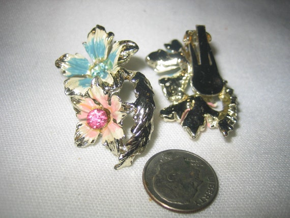 Vintage 50s Floral Enamel Rhinestone clip on Earr… - image 4