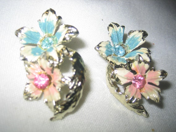 Vintage 50s Floral Enamel Rhinestone clip on Earr… - image 1