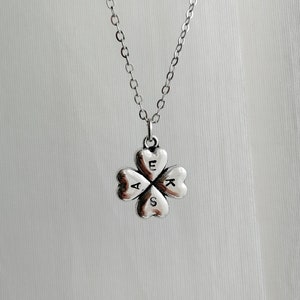 Collar de trébol de la suerte, trébol de la suerte de plata antigua, dije de corazón de amor, collar inicial personalizado para mejores amigos, familiares, equipo,