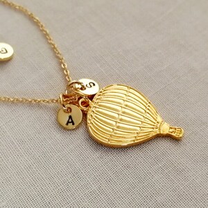 Collar de globo dorado, inicial personalizada, collar de globo aerostático dorado para mejor amiga, regalo de San Valentín, regalos de graduación, regalo para ella,