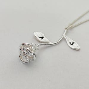 Colar de rosa de prata, inicial personalizada, pingente de rosa, colar de rosa de prata para BFF, presente de dia dos namorados, presente para ela, mãe, irmã