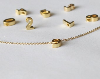 6 x 8 mm mini 3D-nummerbedel, vergulde gouden cijferbedel, kan aan ketting of armband worden toegevoegd, gepersonaliseerde geluksgetalbedel, kraal