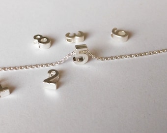 7 x 5 mm mini 3D-nummerbedel, matzilveren cijferbedel, kan aan ketting of armband worden toegevoegd, gepersonaliseerde geluksgetalbedel, kraal