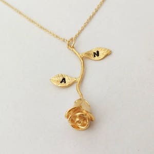 Colar de rosas douradas, inicial personalizada, pingente de rosas, colar de rosas douradas para BFF, presente de dia dos namorados, presente para ela, mãe, irmã