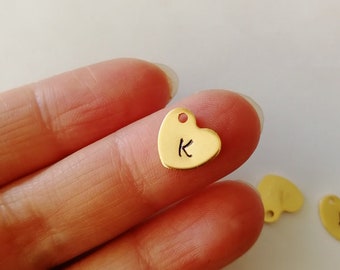 10 mm initiaalbedel, gouden liefdeshart graveert letterbedels, hart, kan toevoegen aan ketting of armband, gepersonaliseerde initiaalbedel