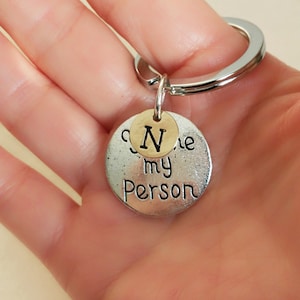 Llavero de plata antigua, dije "Eres mi persona" y llavero con letra personalizada, regalo de San Valentín, regalo para el amor.
