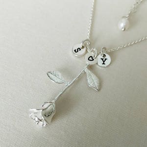 Colar de rosa de prata, inicial personalizada, pingente de rosa, pérola, colar de corrente de prata para melhor amiga, presente de dia dos namorados, presente para ela, mãe