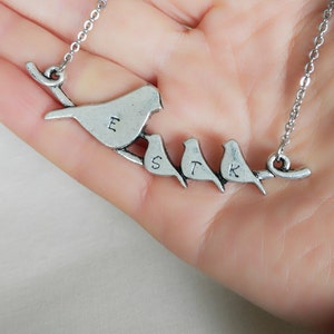 Plata antigua aves collar, rama, pájaro letra, inicial personalizado, collar de cadena de plata para mamá, hija