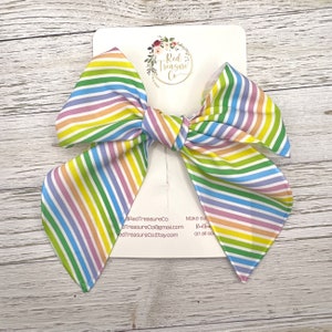 Pastelkleurige regenbooggestreepte matrozenstrik, groot haaraccessoire