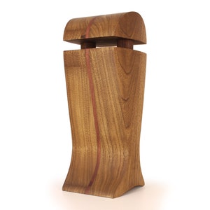 K&ouml;nnte beinhalten: Eine Holzvase mit einem einzigartigen, geschwungenen Design. Die Vase ist aus Walnussholz mit einer roten Holzeinlage. Die Vase hat einen abnehmbaren Deckel.