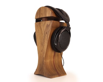 Suporte para fones de ouvido com detalhes em nogueira americana e amaranto.