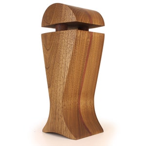 K&ouml;nnte beinhalten: Eine Holzvase mit einem einzigartigen, geometrischen Design. Die Vase ist aus dunkelbraunem Holz mit einem r&ouml;tlichen Farbton und hat eine glatte, polierte Oberfl&auml;che.