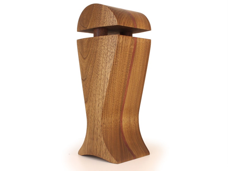 K&ouml;nnte beinhalten: Eine Holzvase mit einem einzigartigen, geometrischen Design. Die Vase ist aus dunkelbraunem Holz mit einem r&ouml;tlichen Farbton und hat eine glatte, polierte Oberfl&auml;che.