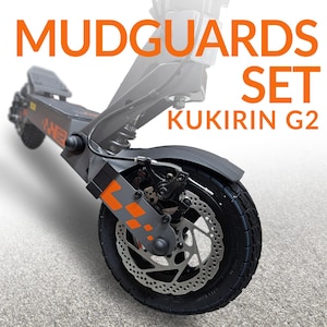 Puede incluir: Un patinete eléctrico negro y gris con el texto "MUDGUARDS SET KUKIRIN G2" en naranja. Cuenta con un neumático negro, un freno de disco plateado y un guardabarros gris con detalles en naranja. El patinete está sobre una superficie gris.