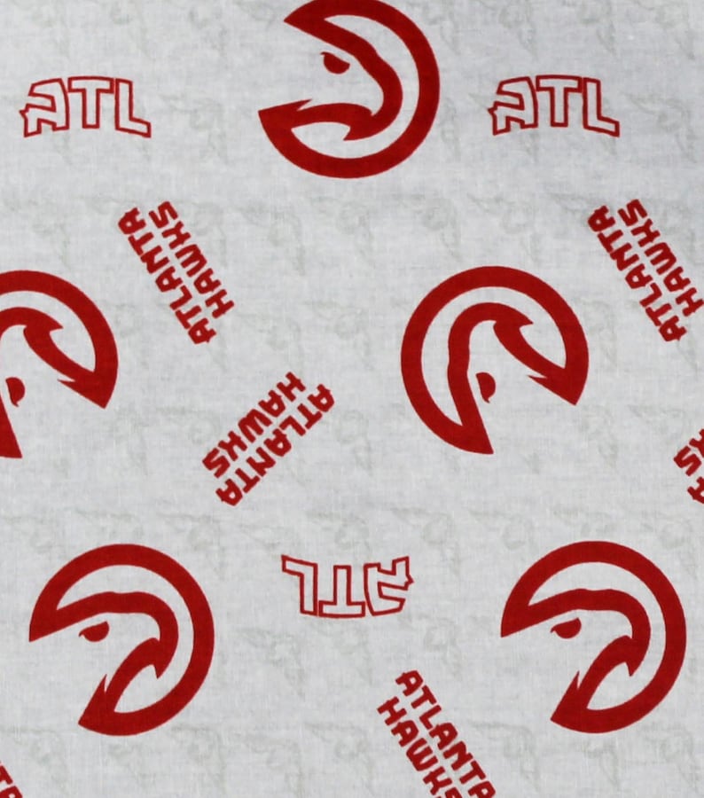Puede incluir: Tela blanca con un patr&oacute;n repetido de logotipos rojos de los Atlanta Hawks y el texto "ATL" y "Atlanta Hawks".