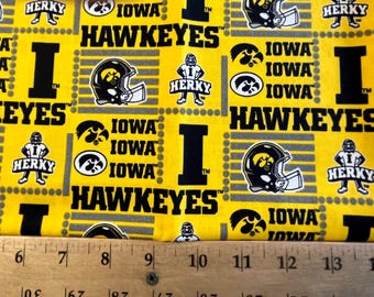 NCAA IOWA HAWKEYES Camiseta de fútbol americano con estampado de bloques y patchwork, 100% algodón. Elige el largo. Producto con licencia de Ole Miss.