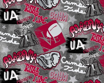 Könnte beinhalten: Ein grauer und roter Stoff mit den Worten "Roll Tide", "Alabama", "Crimson and White" und "UA" in einer Graffiti-Schriftart. Der Stoff zeigt auch ein Elefantenmaskottchen und einen Fußball.