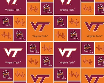Puede incluir: Un patrón repetido con el logotipo de Virginia Tech, un esquema de color granate y naranja, y una imagen estilizada de una pata de pavo.