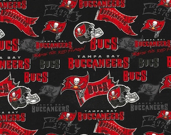Puede incluir: Una tela negra y roja con un patrón repetido del logotipo de los Tampa Bay Buccaneers. El logotipo presenta una calavera y huesos cruzados con una bandera pirata, las palabras "Tampa Bay Buccaneers" y el año "Est. 1976".