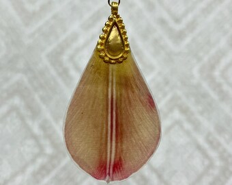 Real tulip petal necklace // véritable pétale de tulipe en collier