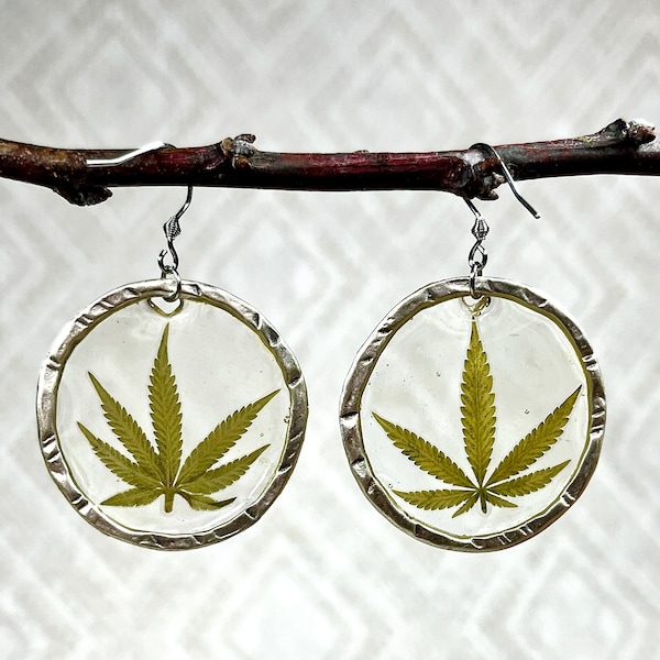 Real pressed marijuana leaf earrings // Boucles d'oreille de véritables feuilles de marijuana pressées