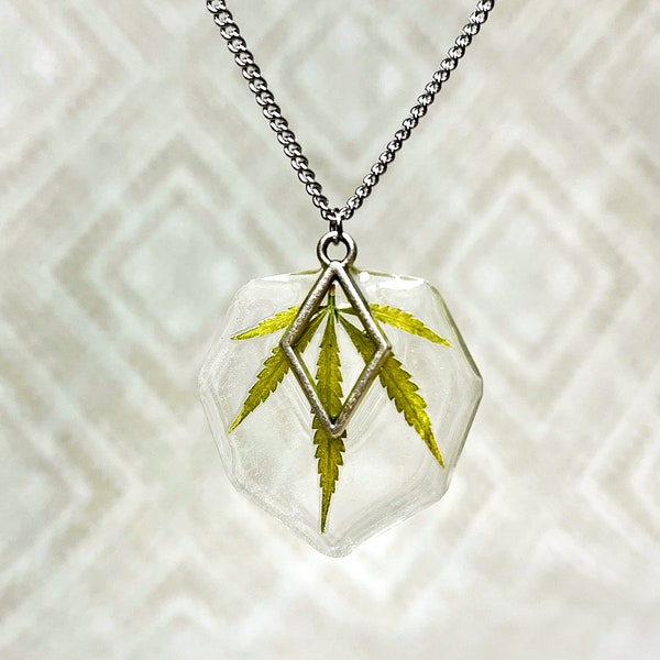 Real marijuana leaf necklace // véritable feuille de marijuana collier