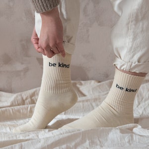 Calcetines de algodón orgánico sin teñir BE KIND • Calcetines casuales unisex de canalé