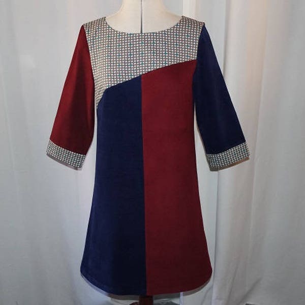 Robe trapèze en velours milleraies, manches 3/4, couleurs bleu marine et bordeaux