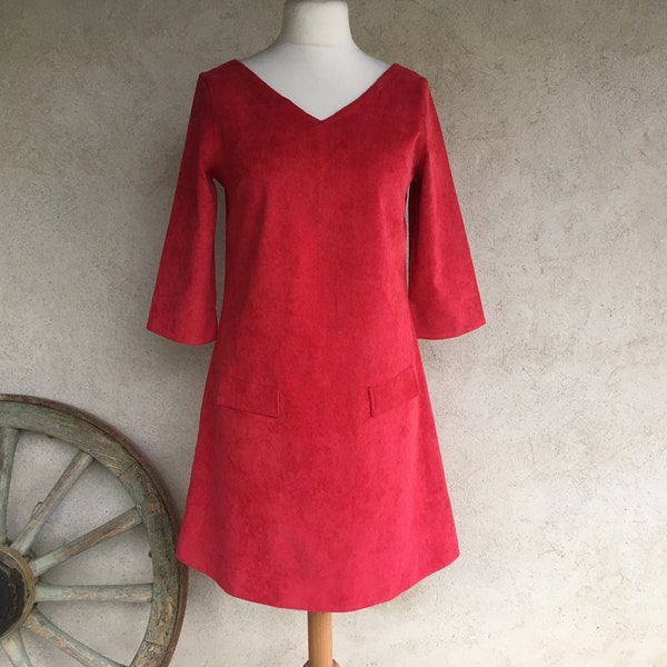 Robe trapèze ample en velours côtelé (fines côtes = velours milleraies) couleur rouge avec encolure en V devant et dos