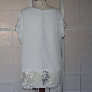 Tunique ample forme trapèze en crêpe de polyester blanc avec bord en dentelle blanche zdjęcie 5