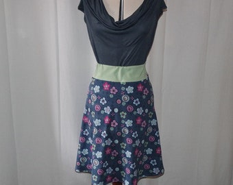Elastic waist skirt, trapeze skirt, loose skirt, jersey skirt, floral skirt, multi-coloured floral skirt on blue background